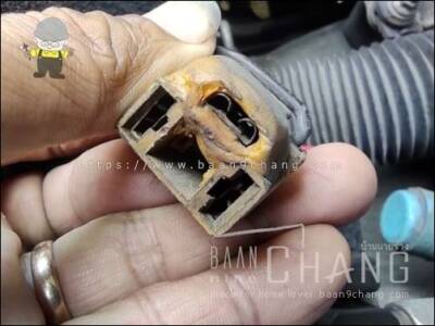 เปลี่ยนปลั๊กหลอดไฟหน้ารถยนต์ แต่หลายปีที่แล้ว หาซื้อจากร้านแถวบ้านไม่ได้ จึงแก้ไขปัญหาเฉพาะหน้าไป กลายเป็นว่า ใช้งานได้ดี ไม่ต้องเปลี่ยนอีกเลย