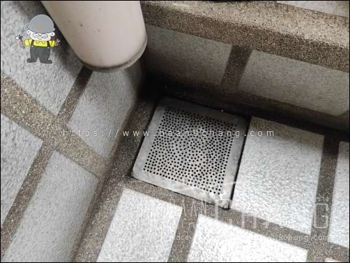 ฝาท่อระบายน้ำ รุ่น DIY ทำเอง คงทนถาวรชั่วลูกชั่วหลาน ทำมาจากสแตนเลสหนา แล้วเจาะรูจนพรุนแบบนี้
