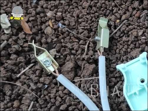 ขันสกรูให้แน่นๆ สายไฟก็ดิ้นหนีไม่ได้ เพราะติดกับขอบขาปลั๊กไฟ สีทองเหลือง แบบนี้ไขสกรูให้แน่นได้ หมดปัญหาเรื่องหลวม