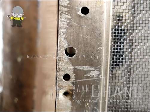 รูพรุนมากมายเหล่านี้ เกิดจากการเจาะเพื่อยึดหูจับประตูมุ้งลวด และยึดตัวล็อคประตูมุ้งลวด พอเสียหายทีนึง ก็เจาะรูใหม่ทีนึง ก็เลยพรุนอย่างที่เห็น
