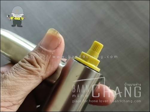 เมื่อดึงหัวบิดปิด-เปิด ก๊อกน้ำออก ก็จะมองเห็นแกนเซรามิกวาล์ว ที่ทำจากพลาสติกชัดเจน คุณภาพก็อย่างที่คิดนั่นแหละครับ