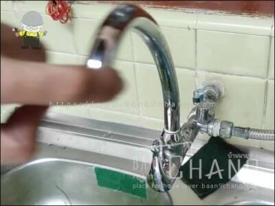 ใช้นิ้วดันปลายก๊อกน้ำ ให้หันไปทางซ้าย หันไปทางขวาได้ง่ายขึ้นมาก ตอนนี้ก๊อกน้ำไม่หมุนทั้งตัวอีกแล้ว