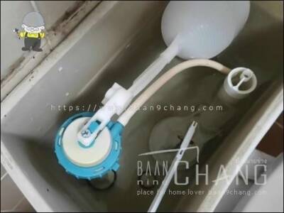 ช่างหลายๆ ท่าน จึงติดตั้งโถสุขภัณฑ์ แล้วปล่อยปลายสาย ปลายท่อ เอาไว้ในหม้อน้ำชักโครกเฉยๆ แบบนี้
