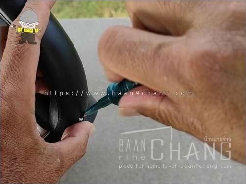 วิธีการแกะ เพื่อจะแงะดูตัวสวิตช์นั้น มีสกรูเกลียวปล่อยแค่ไม่กี่ตัว ตรงมือจับด้านล่างนี้ มีสกรูตัวเดียว