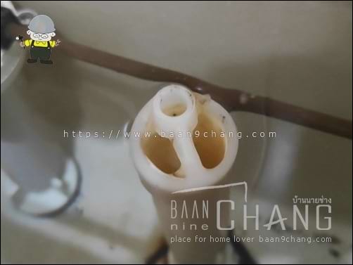 ระดับน้ำอยู่สูงถึงปากท่อน้ำล้น และ ค่อยๆ ไหลลงท่อน้ำล้นด้วย เห็นชัดๆ แบบนี้ บอกเลยว่า วาล์วน้ำเข้า หรือ ชุดน้ำเข้าหม้อน้ำชักโครก มีปัญหาแน่นอน