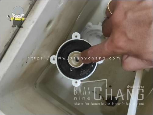 ท่อพลาสติก ทางออกของท่อน้ำเข้า เค้าจะออกแบบให้เป็นสัน พลาสติกบางๆ นูนขึ้นมารับแกนวาล์วปิด-เปิดน้ำ ซึ่งเป็นก้อนยางดำๆ