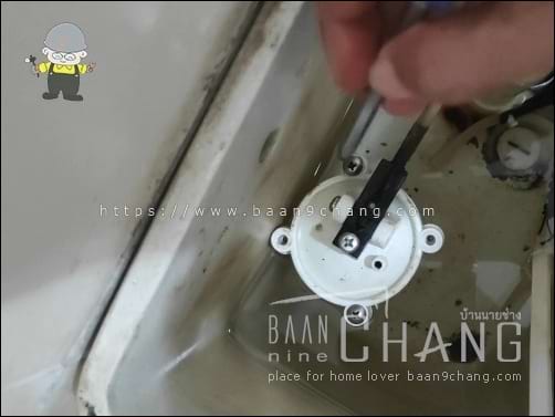 ประกอบชิ้นส่วนต่างๆ กลับเข้าที่เดิม อย่าลืมว่า ขันสกรูเข้า ต้องขันในทิศทาง ตามเข็มนาฬิกา
