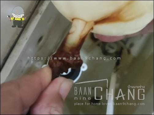พลิกเอาด้านล่างขึ้นมาดู จะมองเห็นก้อนสนิมก้อนใหญ่ๆ อยู่ด้านล่าง มองเห็นชัดเจนเลยทีเดียว