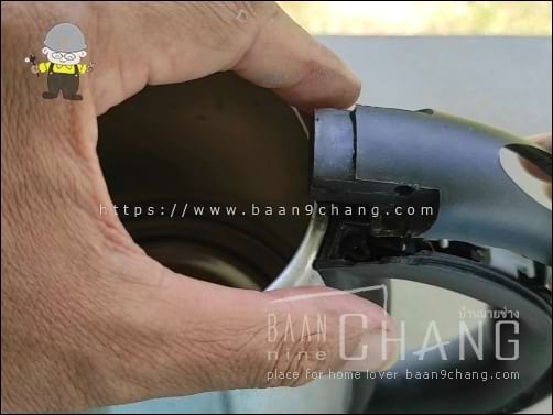 รุ่นใหม่ๆ บางรุ่น เค้าเลื่อนสวิตช์เปิด-ปิด ลงไปไว้ด้านล่างของกา แต่รุ่นนี้เป็นพิมพ์นิยม สวิตช์อยู่ช่วงบนของหูจับกาต้มน้ำไฟฟ้า