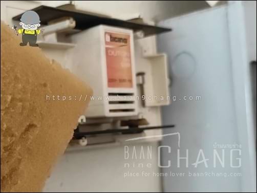 ฟองน้ำยุบตัว ก็ต้องเสริมฟองน้ำกลับเข้าที่เข้าทางให้เหมือนเดิม โดยใช้ฟองน้ำล้างจานที่หมดอายุใช้งานของคุณภรรยา
