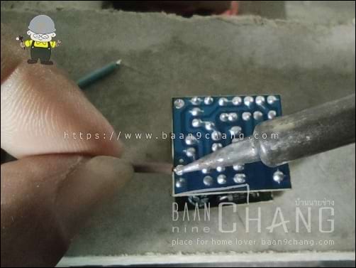 บัดกรีสายไฟขาเข้า Input ซึ่งเป็นระบบไฟ AC ดังนั้น จึงใช้เศษสายไฟที่มีอยู่ ขนาด 0.5 sq.mm. จะได้ไม่สับสนกับสีของสายไฟ DC