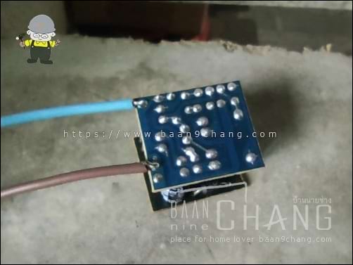 การบัดกรีจุดต่อสายไฟ 220V ควรจะเปลือยสายไฟให้น้อย และสั้นที่สุด จะได้ไม่ต้องกังวลมาก ว่าไฟ 220V จะกระโดดโลดแล่น ออกนอกเส้นทาง ไปชน ไปถูกกับจุดบัดกรีอื่นๆ ได้