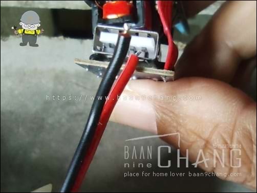ขาของ USB ขวาสุด เมื่อหันหน้าสัมผัสเข้าหาตัวแบบในภาพ จะเป็นขั้วลบ