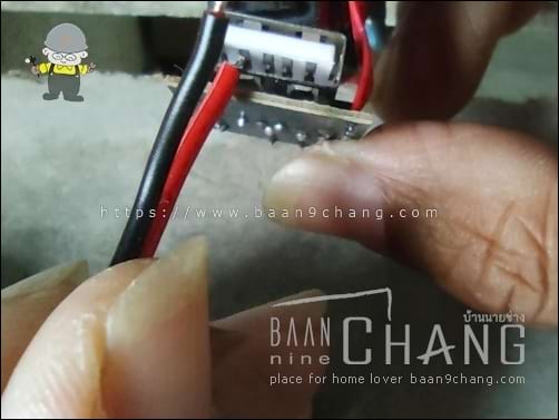 หันหน้าสัมผัส USB ตัวเมีย เข้าหาตัว ขาซ้ายสุด จะเป็นขั้วบวก และขวาสุดจะเป็นขั้วลบ