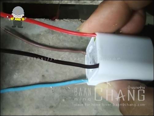 บากมุมทั้ง 4 ของฝาครอบกล่อง เพื่อให้สายไฟมุดออกมาจากกล่องตรงมุมได้ครบๆ ทั้งฝั่ง Input และ Output
