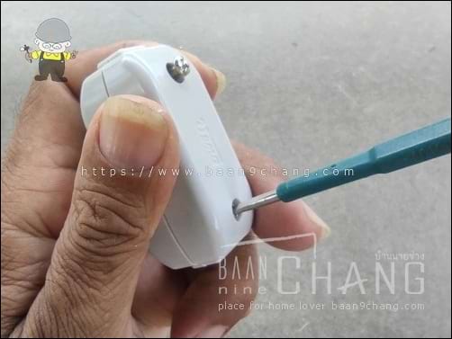 อยากจะเห็นข้างใน ต้องใช้ไขควง ขันสกรูออกก่อน ถึงจะแกะให้เห็นข้างในได้