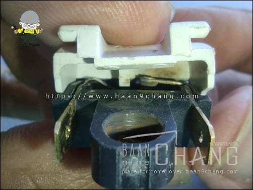 ไม่รู้ทำไมสวิตช์ตัวนี้มีสีขาว เคยเห็นแต่สีดำล้วน ลองมองเข้าไป ตรงกลางของแป้นกดสวิตช์สีขาว จะมองเห็นขาพลาสติกเล็กๆ อยู่ ตรงนั้นคือจุดสำคัญของสวิตช์