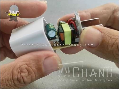 สิ่งที่เห็น และเตะตาก่อนเลยคือ ขนาดของหม้อแปลง ซึ่งใหญ่กว่าที่ชาร์จราคา 10 กว่าบาทชัดเจน