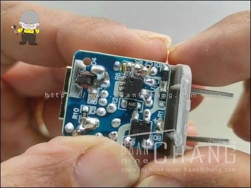 อุปกรณ์สีดำ 7 ขา มันคือ IC ที่เรียกว่า AC-DC Controller and Regulator มีฟังก์ชั่นหลายอย่าง ซึ่ง ที่ชาร์จ 10 กว่าบาท ทำไม่ได้แน่ๆ