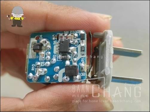 แผ่น PCB แผ่นปริ้นท์แผ่นนี้ เค้าเจาะรูไว้มากมาย เพื่อเพิ่มระยะห่างระหว่างจุดบัดกรีสองจุด ให้ห่างกันมากขึ้น และจุดเจาะเหล่านั้นล้วนอยู่ฝั่ง Hot ทั้งนั้น
