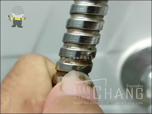 เมื่อเอาเล็บขูดดู ก็พบว่า คราบที่ดูเหมือนจะเป็นสนิม มันหลุดออก แบบเป็นสะเก็ดเล็กๆ ออกจากผิว และไม่มีความเสียหายใดๆ บนพื้นผิวเลย