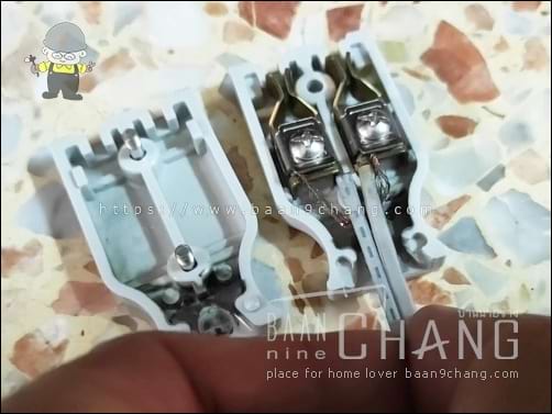 ตำแหน่งของปลายสายไฟ ที่ถูกต้อง ปลายของฉนวน ควรจะอยู่ในตำแหน่งที่ติดหรือชิดกับจุดต่อสายที่สุด