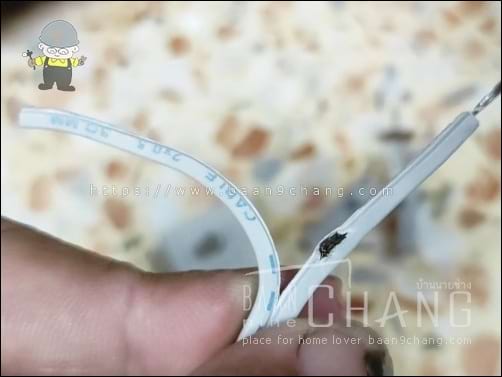 ร่องรอย ของสายไฟ ที่ไหม้เกรียม และขาดในเป็นช่วงๆ เกิดจากการช็อตลัดวงจร เพราะต่อสายไฟเข้ากับหัวปลั๊กแบบไม่ระวัง