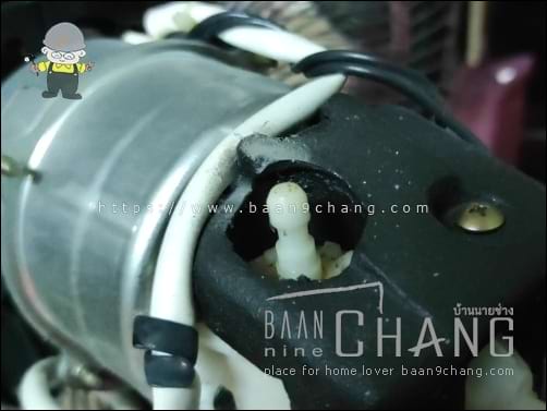 
เจ้าปุ่มหยุดส่ายพัดลม จะมีร่อง มีเขี้ยวเล็กๆ ไปเกี่ยวเข้ากับเฟืองส่ายพัดลม เวลาที่เราดึงขึ้น ถ้ามันหัก หรือเขี้ยวเล็กๆ มันรูด เราจะดึงเฟืองส่ายขึ้นไม่ได้เลย