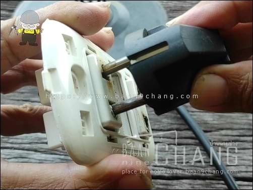 เต้ารับ ช่องทางซ้ายมือนั้น เมื่อทดสอบด้วยการเสียบปลั๊กเข้าไป จะพบว่าสามารถที่จะเสียบปลั๊ก และถอดปลั๊กได้โดยง่าย (โปรดดูคลิปประกอบ จะเห็นชัด)