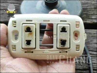 เต้ารับละลาย สาเหตุเริ่มต้นจาก ปลั๊กไฟ (หัวปลั๊กไฟ หรือ เต้าเสียบ) ของเครื่องใช้ไฟฟ้า ในที่นี้คือ กาต้มน้ำร้อน เสียหายละลายมาก่อน จึงเกิดปัญหาต่อเนื่องมายังเต้ารับดังในภาพ