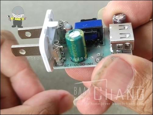 ที่ชาร์จมือถือ หรือ Power Adapter ราคา 9 บาท ข้างนอกดูดีมีราคา ข้างในมันมีดูเรียบๆ เบาๆ ขาดๆ หายๆ อุปกรณ์น้อยชิ้นมากๆ