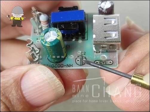 ตัว C หรือ Capacitor ที่ต้องใช้งานในตำแหน่งนี้ ควรจะเป็น C แบบ อิเล็กโทรไลต์ ตามการออกแบบ และสกรีนเอาไว้