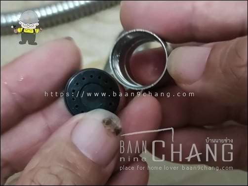 ใส่ห้วฉีดพลาสติก กลับลงไปในปลอกสแตนเลสก่อนเลย หันด้านให้ถูกต้องก็แล้วกัน