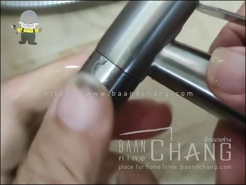 ใส่หัวฉีดน้ำ กลับเข้าไปที่ตัวฉีดชำระ โดยการหมุนเกลียว ในทิศทาง ตามเข็มนาฬิกา เท่านี้ก็เรียบร้อย